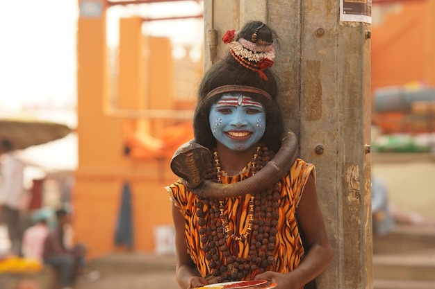 Pobre criança em deus Shiva stress Vestido feito a si mesmo como shiva Varanasi Uttar Pradesh Índia 29 de novembro de 2022