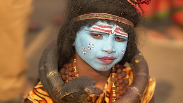 Pobre criança em deus Shiva stress Vestido feito a si mesmo como shiva Varanasi Uttar Pradesh Índia 29 de novembro de 2022