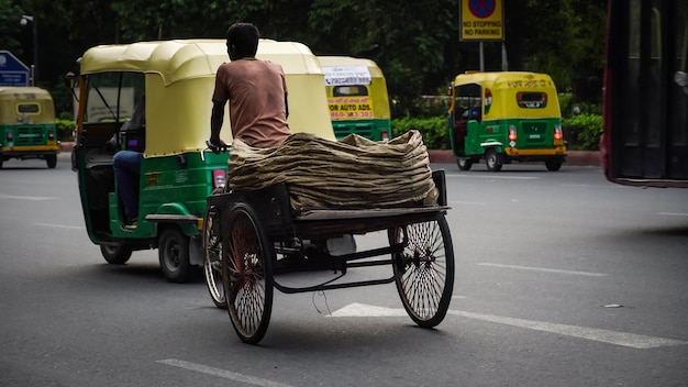 Pobre hombre en la imagen de Delhi Road