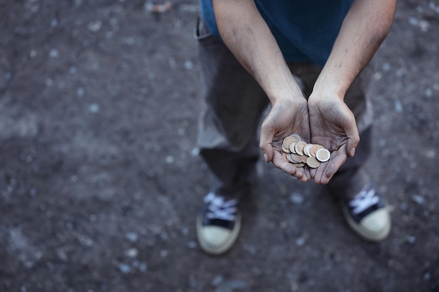 Foto pobre hombre pidiendo dinero en la calle