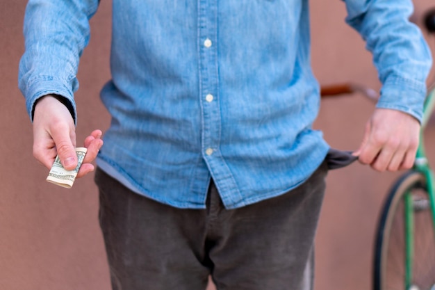 Pobre jovem estudante de bolsos vazios crédito para habitação ou educação último dinheiro para pagar dívidas pagamento de contas comprar uma bicicleta cara