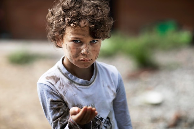 Foto pobre niño pide ayuda