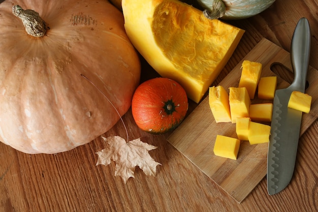 Poca cosecha de corte de calabaza en mesa de madera