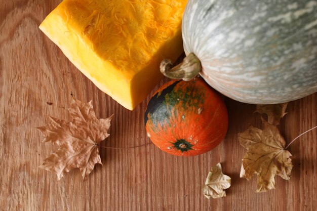 Foto poca cosecha de corte de calabaza en mesa de madera