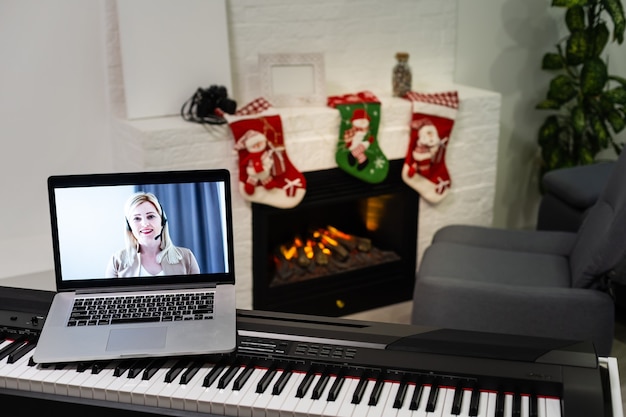 Época de Natal, laptop com teclas de piano