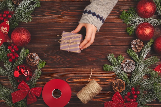 Época de Natal. Processo de embalagem de presentes para festas