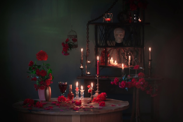 Poção mágica com rosas vermelhas e velas acesas no quarto escuro