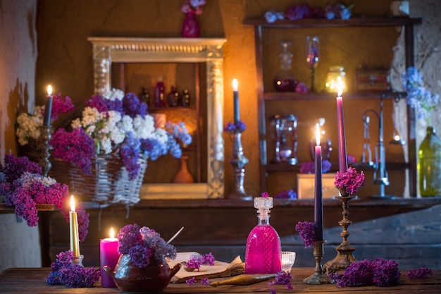 Poção mágica de flores lilás na casa da bruxa