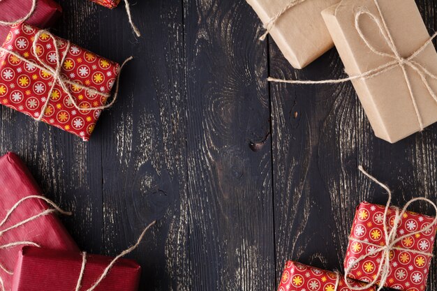 Pocas cajas de regalo en mesa de madera