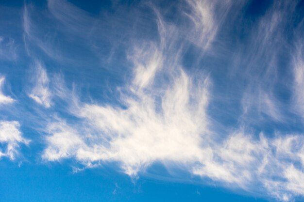 Pocas nubes en el cielo azul en un día soleado