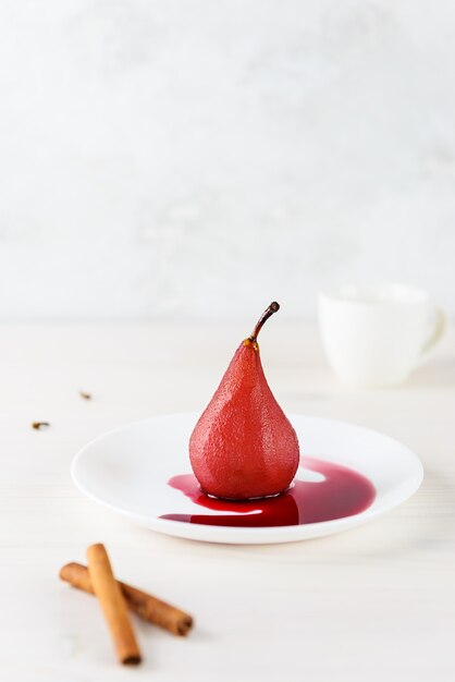 Pochierte Birne in Rotwein mit Zimt