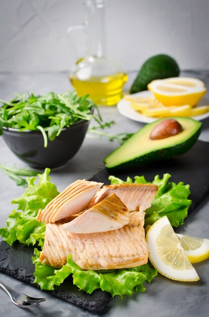 Pochierter Lachs, Rucola, Zitrone und Avocado