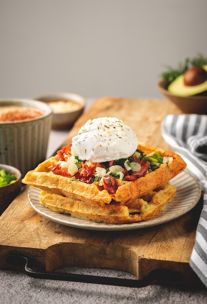 Pochiertes Ei auf belgischen Waffeln, Kaffee, Frühstück