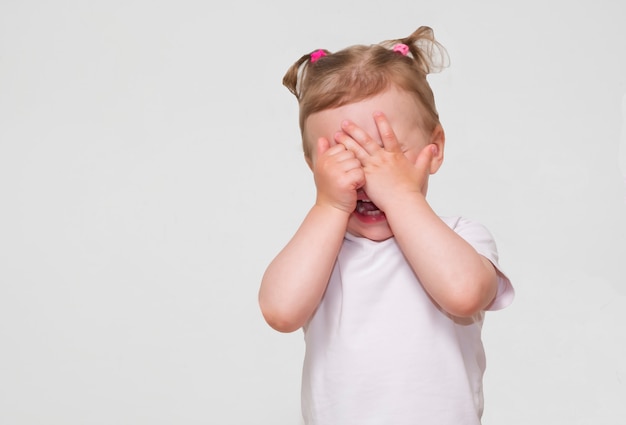 Poco asustada o llorando o jugando cara oculta de niña bo-peep