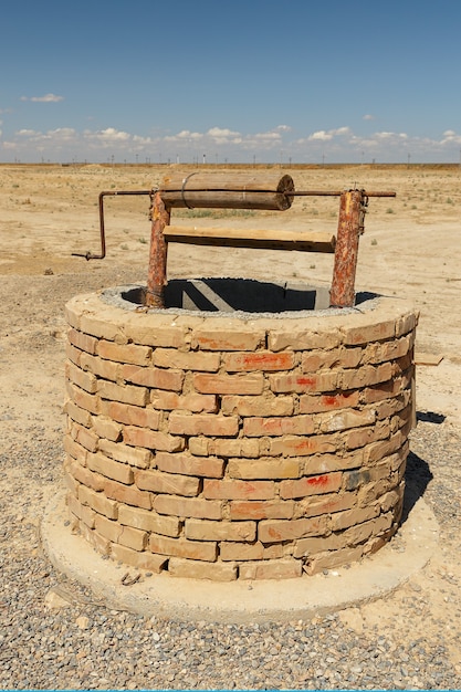 Poço de água nas estepes do Cazaquistão, antiga cidade de Sawran ou Sauran.