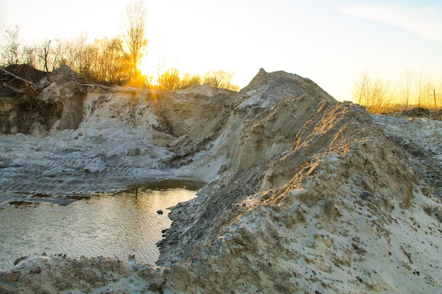 Poço de areia com água na pedreira