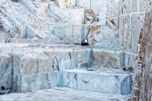 Poço de mina a céu aberto com mármore branco de carrara