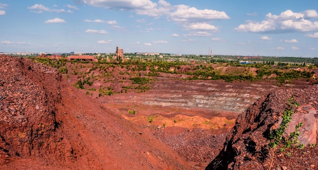 Poço de mineração de carvão aberto com maquinaria pesada em kryvyi rih ucrânia