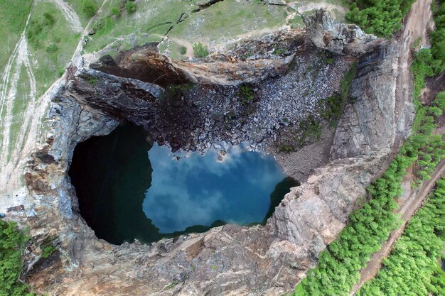 Poço de Tuimsky, mina destruída, vista superior. o lago resultante na rocha.