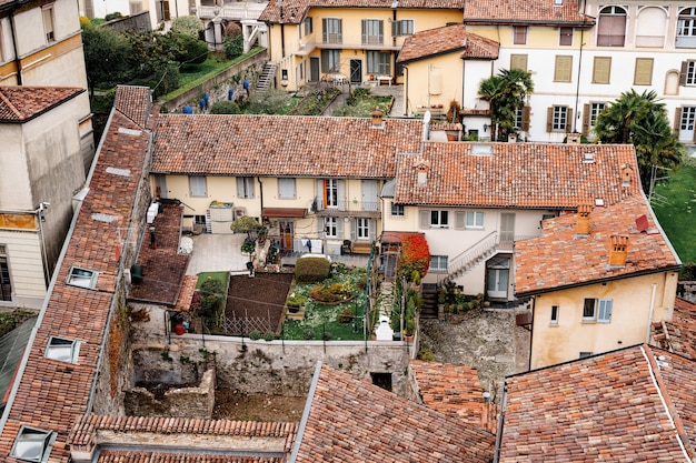 Poço do pátio de uma casa velha na vista superior de Bergamo