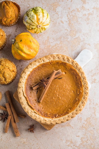 Foto un poco de pastel de calabaza recién horneado en una mesa de madera marrón el pastel de calabaza se disfruta en todo el mundo para fiestas y eventos especiales