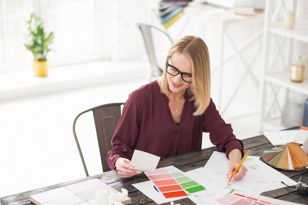 Poco pensar. Reflexionando sobre la diseñadora sentada a la mesa mientras observa