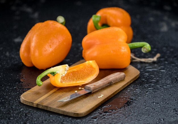 Un poco de pimentón naranja saludable en un enfoque selectivo de losa de pizarra vintage