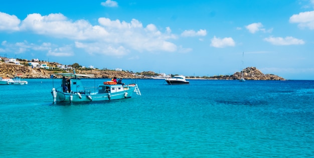 Pocos barcos en la bahía