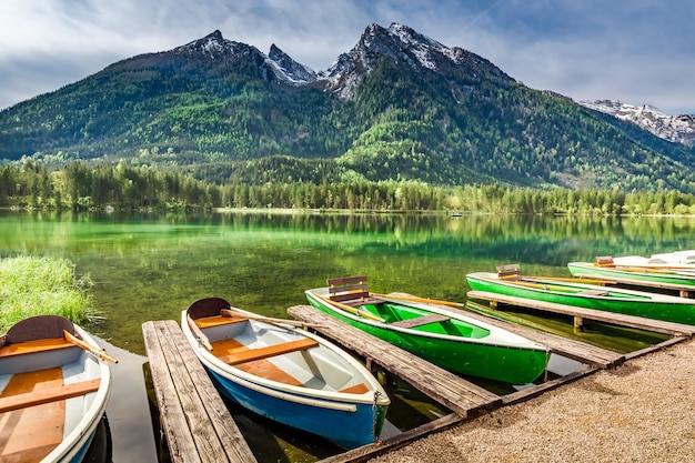 Pocos barcos en el lago Hintersee en los Alpes alemanes Europa