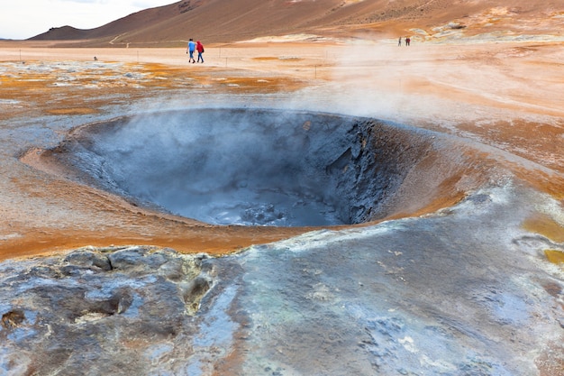 Poços de lama quente na área geotérmica de Hverir, Islândia. Tiro horizontal