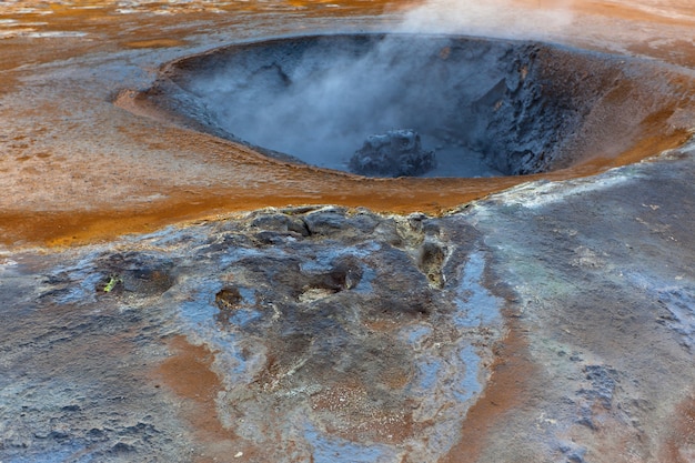 Poços de lama quente na área geotérmica de hverir, islândia. tiro horizontal