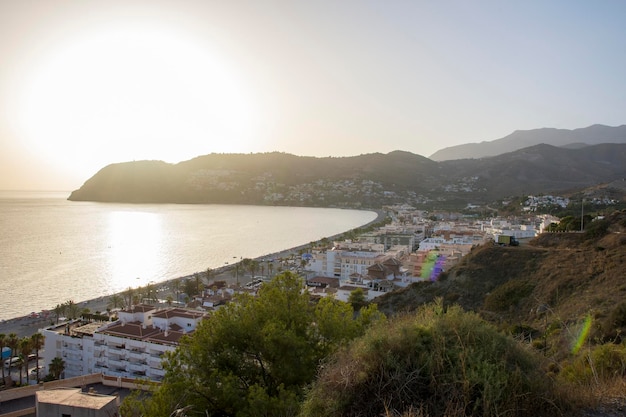 Uno de los pocos lugares donde el hombre puede vivir en la belleza de la naturaleza. Captura recortada de una ciudad en la costa.