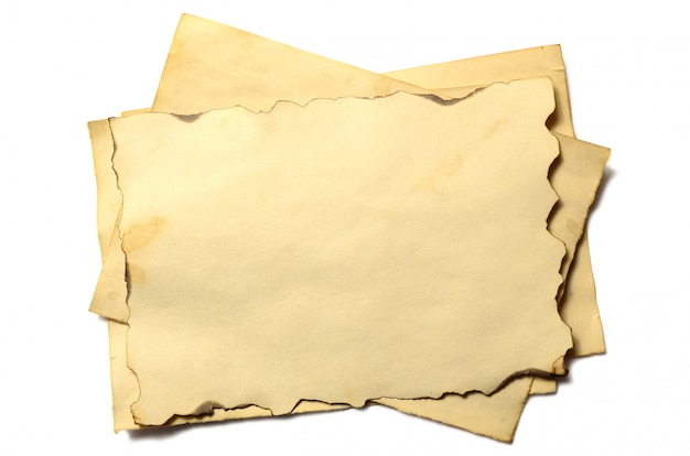 Pocos pedazos en blanco de antiguos manuscritos o pergaminos de papel desmoronados antiguos