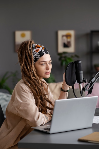 Foto podcast de gravação de jovem de tiro médio