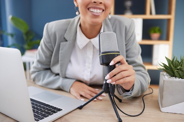 Podcast-Laptop und Mikrofonfrau mit Broadcast-News-Update oder Live-Streaming-Kommunikation im Büro Business-Influencer-Journalistin oder Radiosprecher-Mikrofon und -Technologie für ein virtuelles Interview