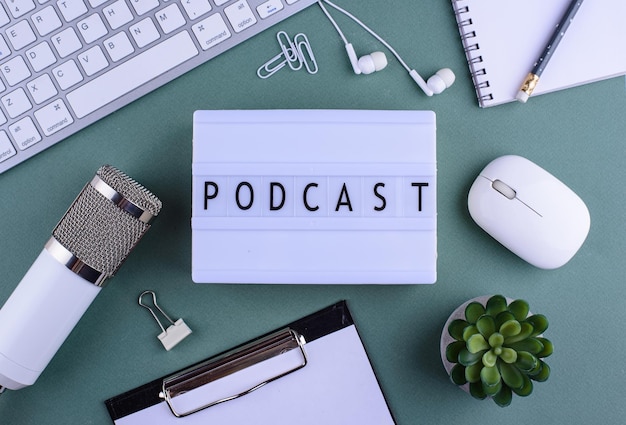 Podcast neues Episodenkonzept mit Mikrofon
