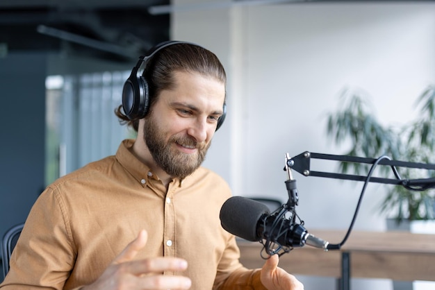 Podcaster hablando en un micrófono con auriculares durante una sesión de grabación de estudio
