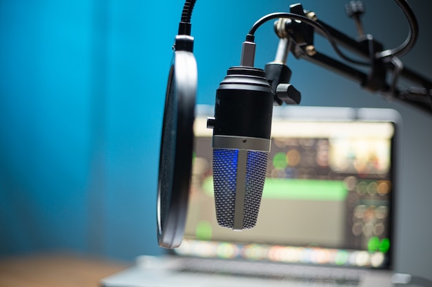 Foto podcasts de gravação no local de trabalho, home office para broadcast talk.equipamento de estúdio de conversa com produção ao vivo de streaming de computador. grave entretenimento de comunicação.