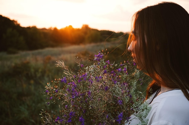 Poder curativo de los beneficios de la ecoterapia impacto en la naturaleza bienestar joven feliz con cabello largo