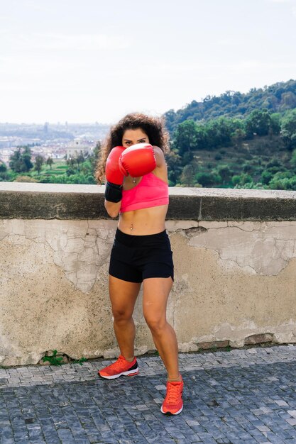 Poder da mulher, conceito de autodefesa. Retrato de um boxeador atraente, sério, pronto para lutar