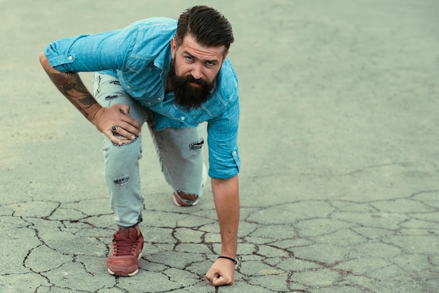 Poder do homem Punho forte rachou o chão Líder masculino Conceito de liderança