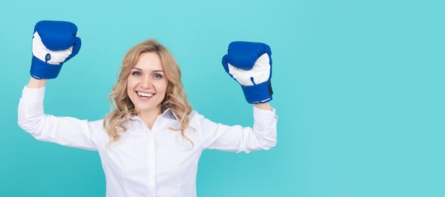 Poder feminino Banner de retrato de rosto isolado de mulher com poder de espaço de cópia simulado que brilha seu