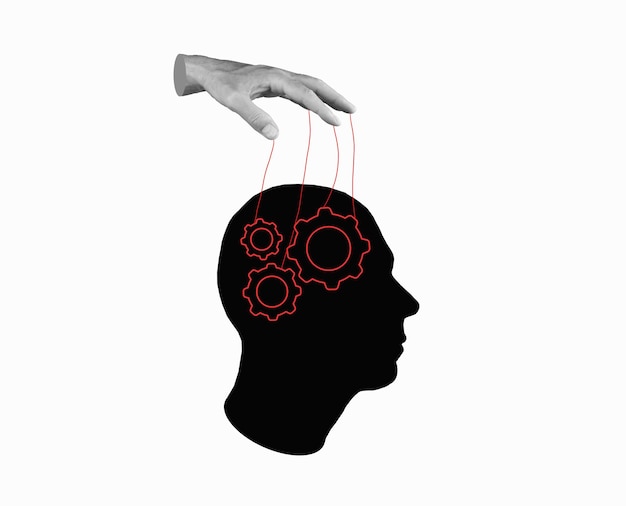 Foto poder sobre a mente humana mão com cordas e cabeça em fundo cinza manipulação da consciência da pessoa pensamentos opinião pessoas controladas