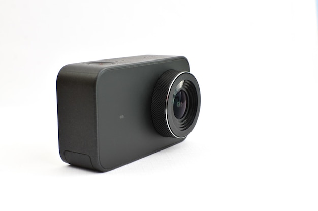 Una poderosa cámara de acción negra 4K esperando para documentar sus increíbles experiencias desde esa mesa.