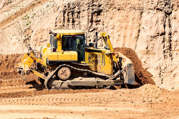 Una poderosa excavadora en un pozo de arena está planeando un sitio Extracción de arena en materiales de construcción naturales a cielo abierto