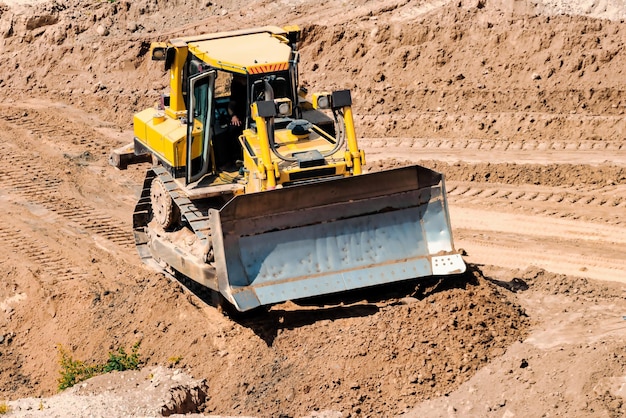 Una poderosa excavadora en un pozo de arena está planeando un sitio Extracción de arena en materiales de construcción naturales a cielo abierto