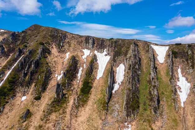 Poderosas montanhas no cume da montanha chornohora de verão na ucrânia