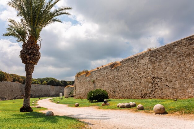 Foto poderosas murallas de piedra de la ciudad antigua la antigua defensa de la ciudad vieja de rodas dodecanés grecia