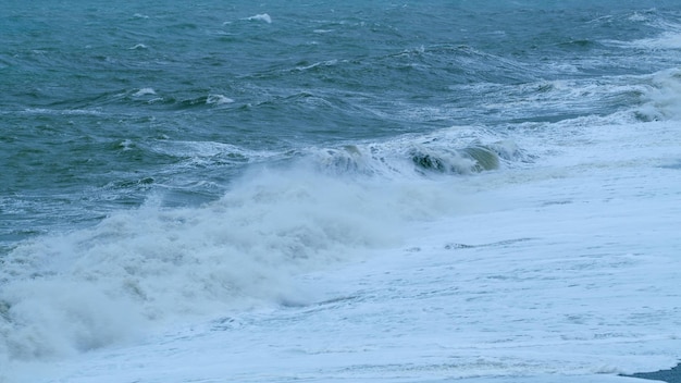 Foto poderosas olas marinas tormentosas efecto del cambio climático en el tiempo cráteres olas marítimas masivas estáticas