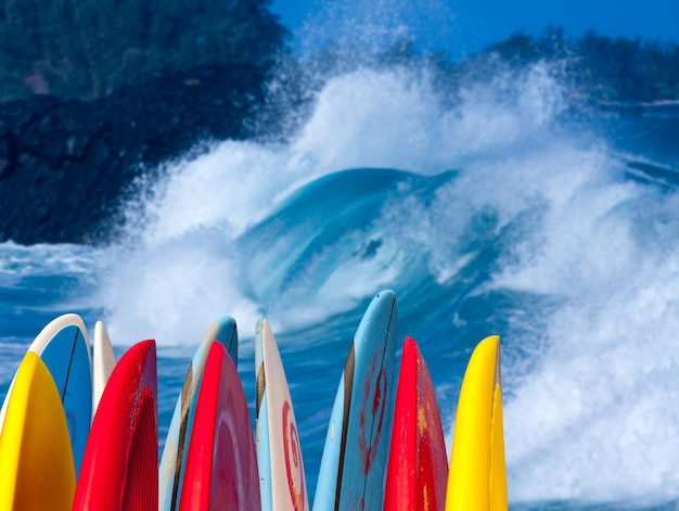 Poderosas olas rompen en Lumahai Beach Kauai con tablas de surf